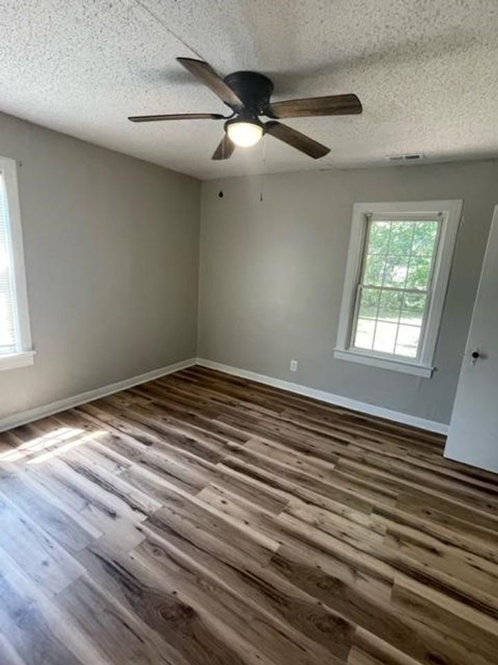 1010 Lee St - Photo 4 of 6