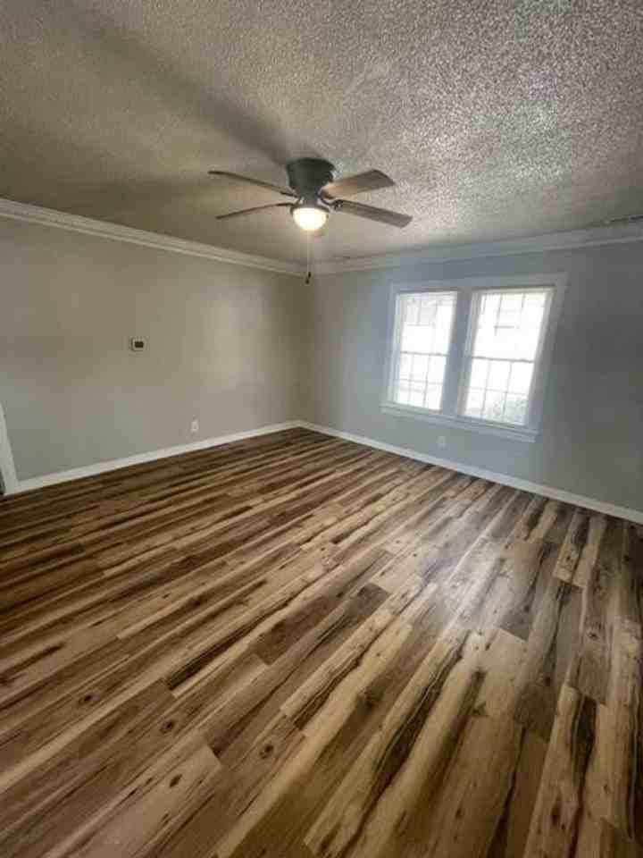 1010 Lee St - Photo 5 of 6