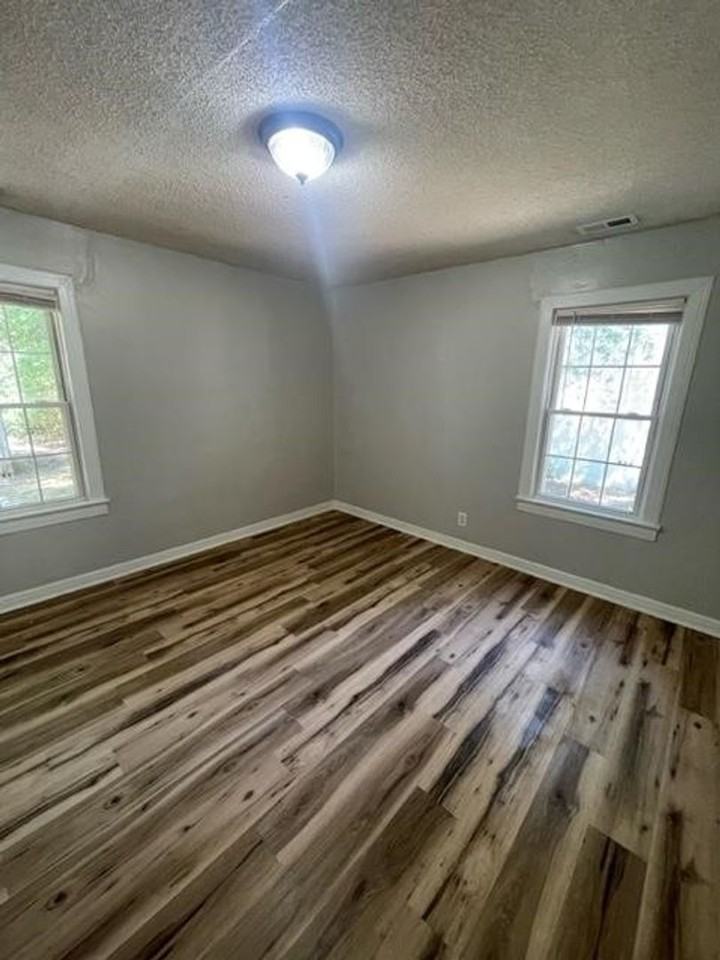 1010 Lee St - Photo 6 of 6