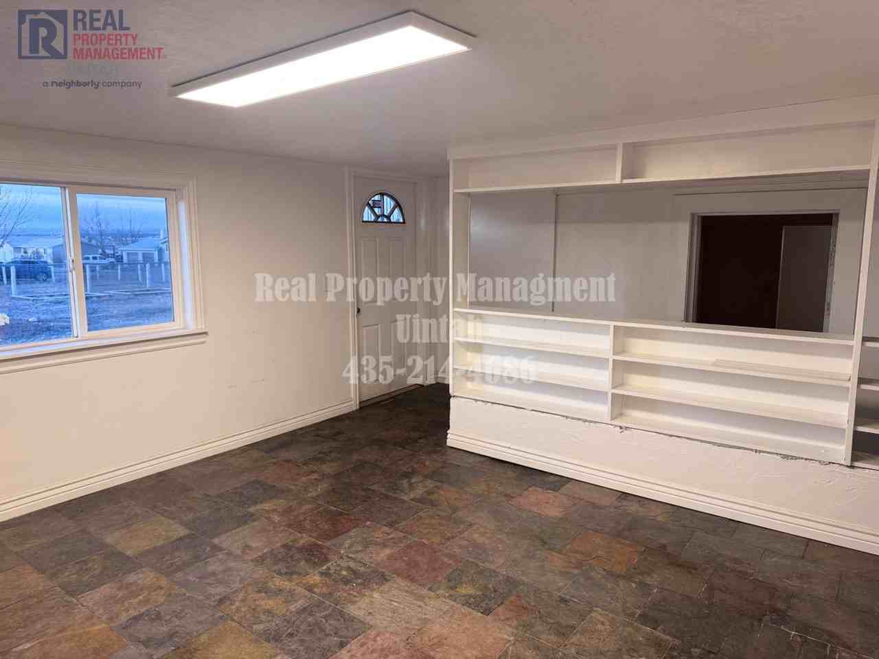 982 N 1930 E - Photo 4 of 26