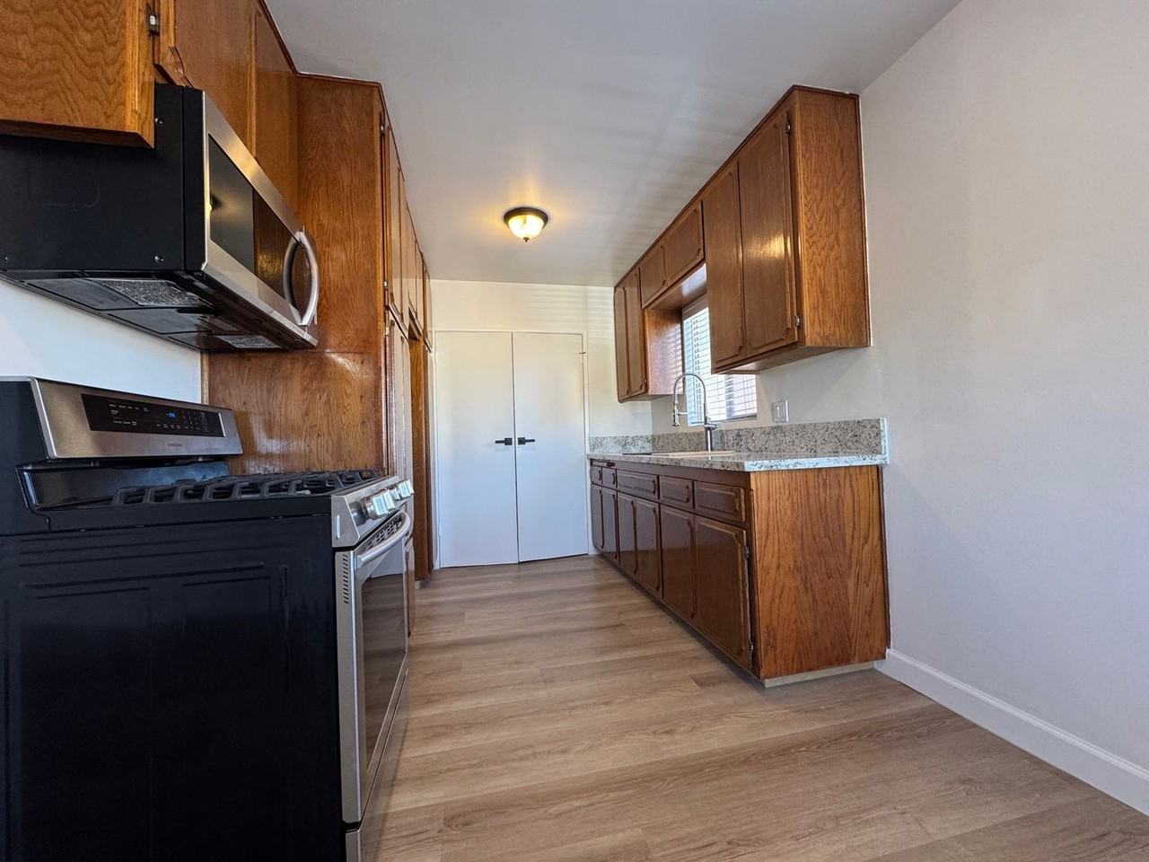 673 W 22nd St #4 - Photo 4 of 15