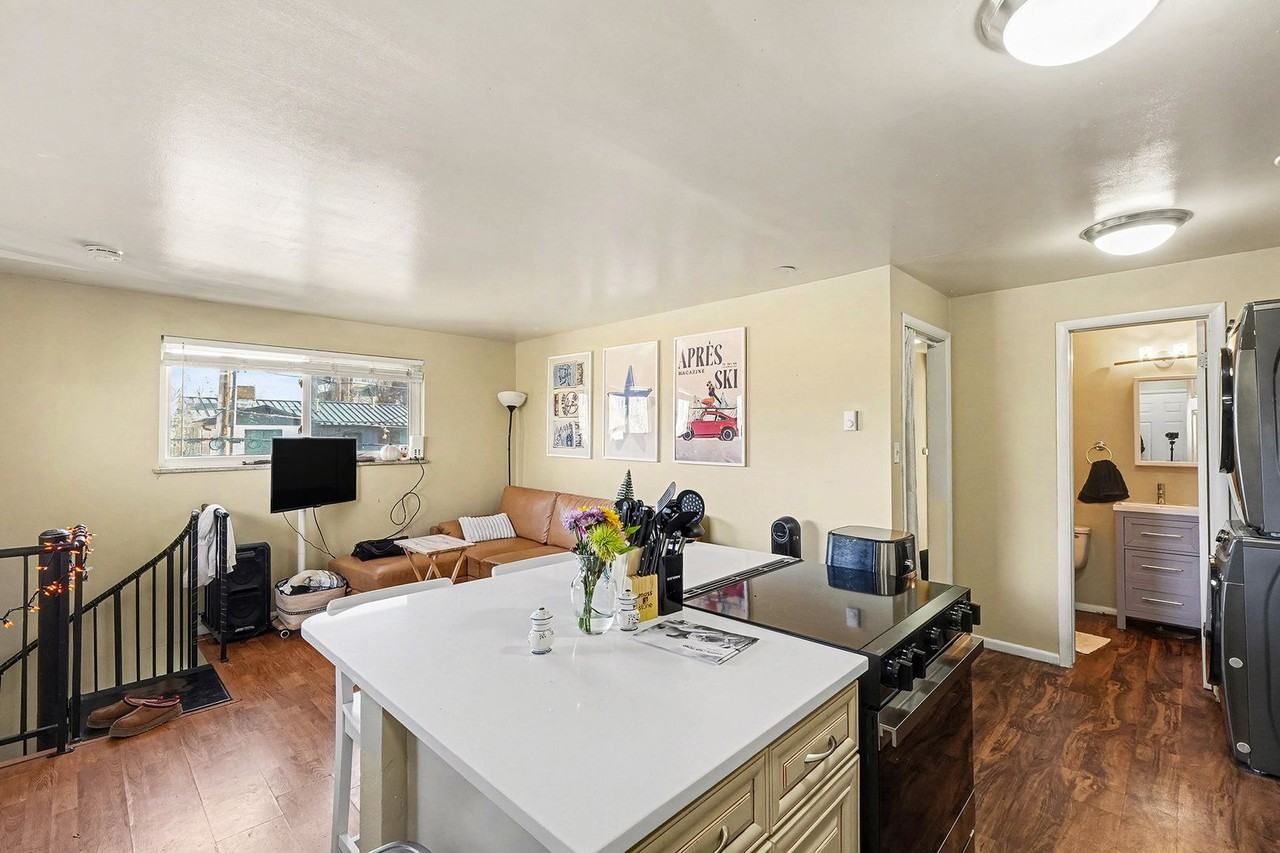 872 19th St - Photo 4 of 24