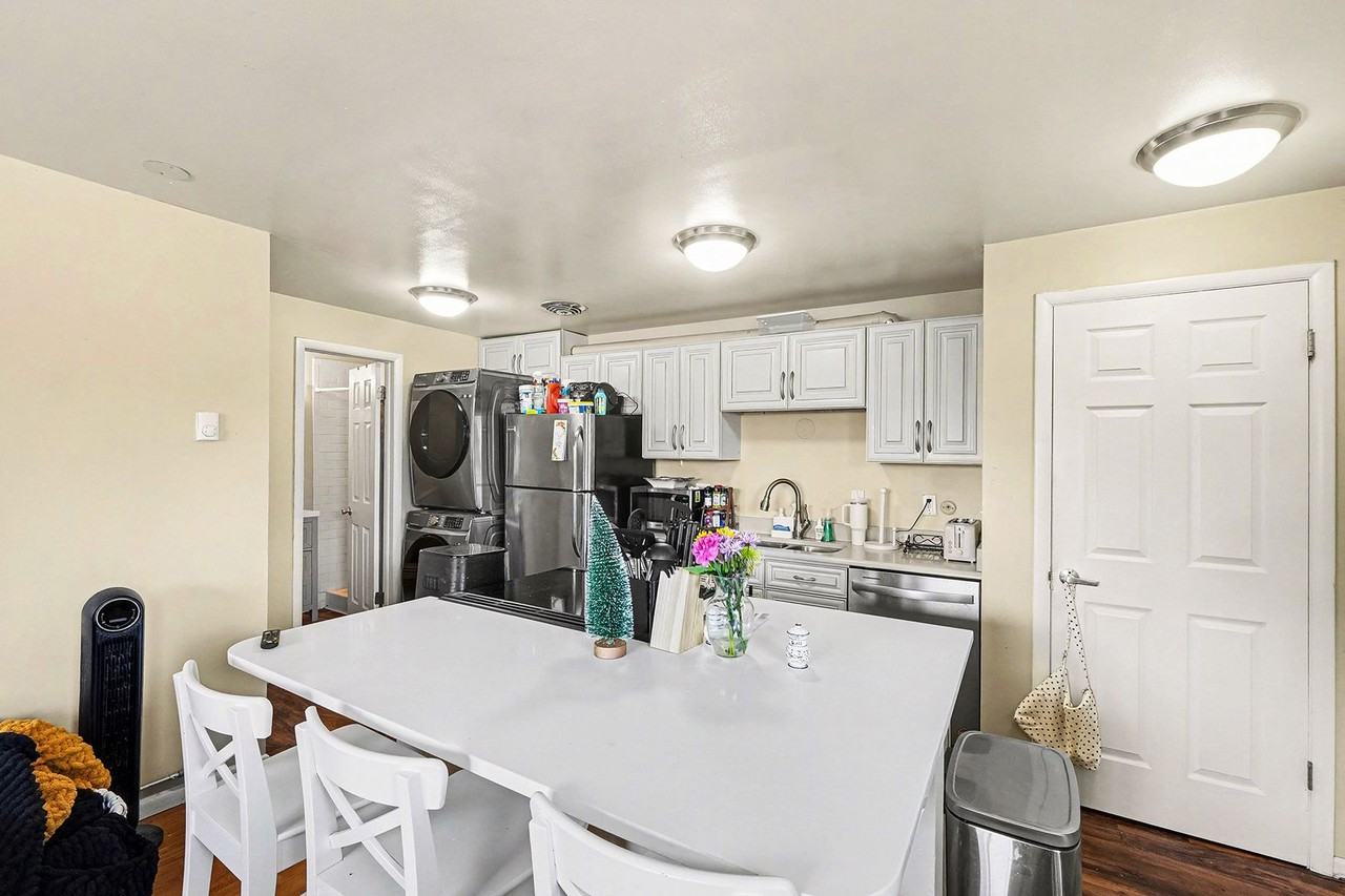 872 19th St - Photo 5 of 24