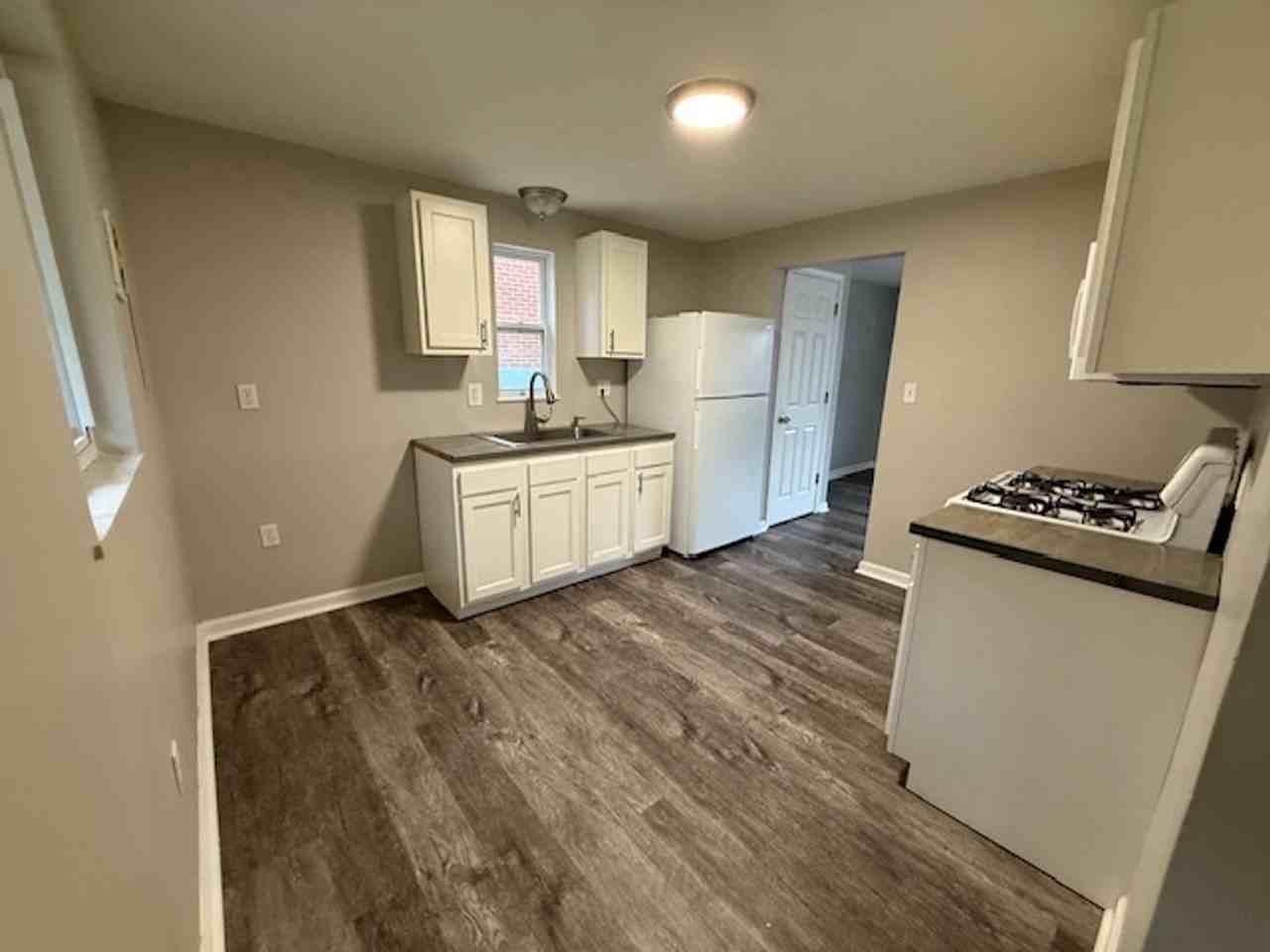 205 Charleston Dr - Photo 3 of 13