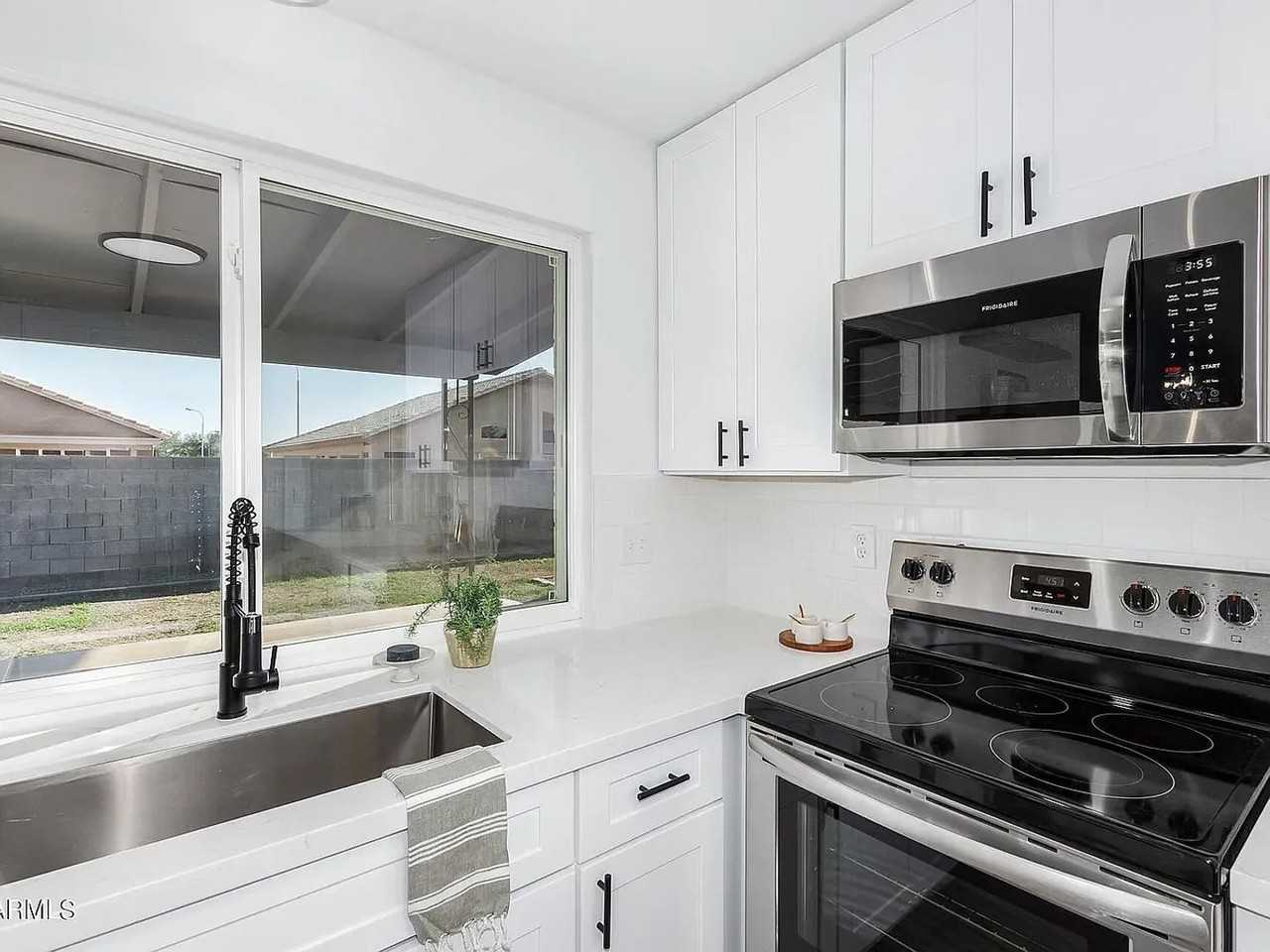 2529 E Commonwealth Cir - Photo 3 of 22