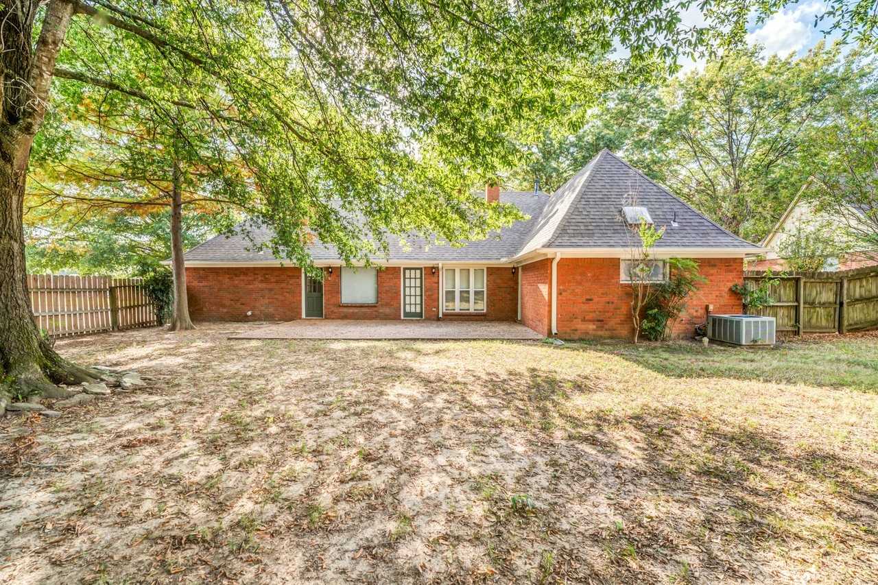 1320 Fox Trace Dr - Photo 2 of 24