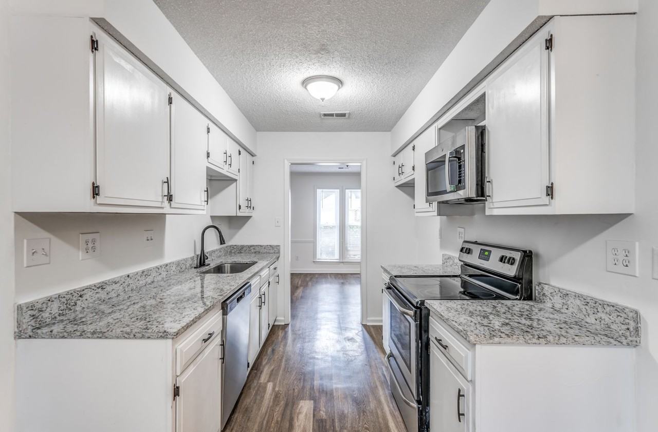 1320 Fox Trace Dr - Photo 4 of 24