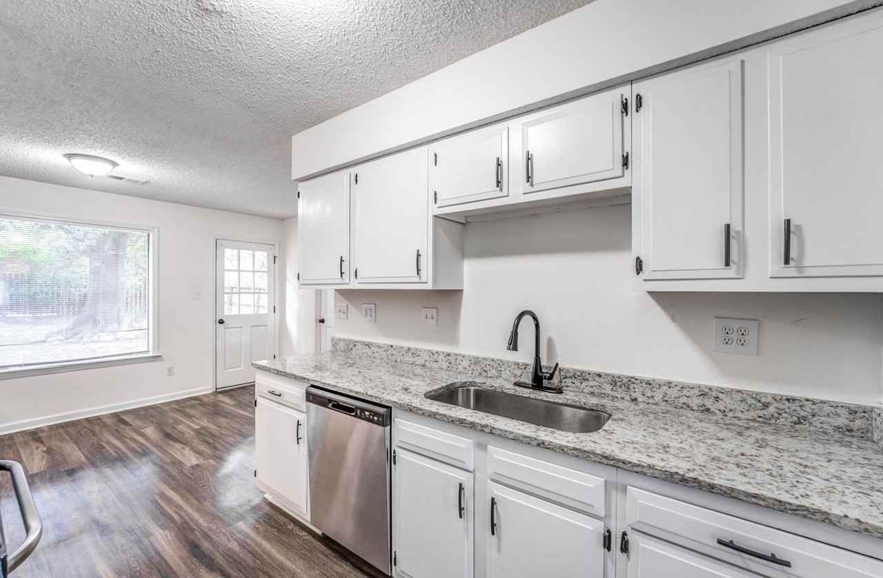 1320 Fox Trace Dr - Photo 7 of 24