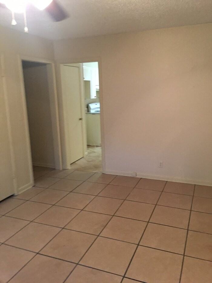 2000 Avondale Dr - Photo 5 of 10