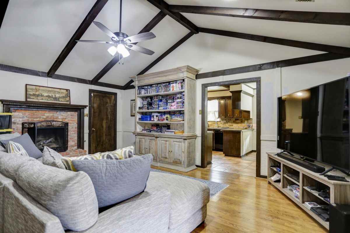 8324 Leatrice Dr - Photo 3 of 20