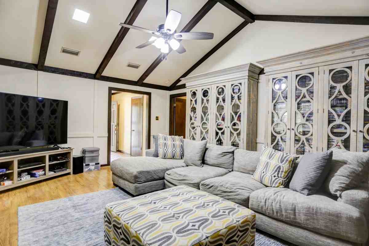 8324 Leatrice Dr - Photo 4 of 20