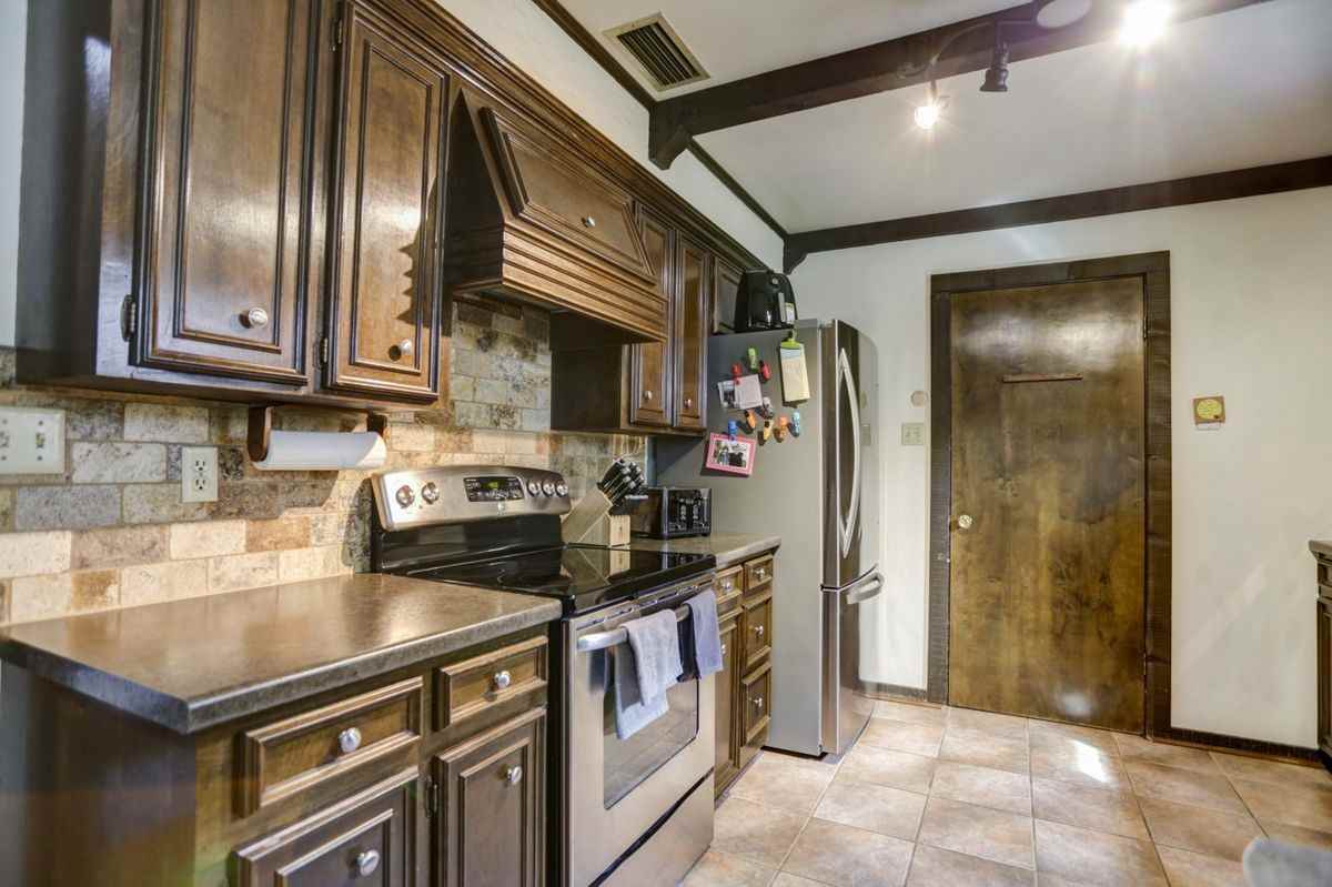 8324 Leatrice Dr - Photo 5 of 20