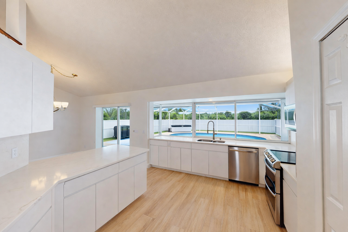 8001 Se Pilots Cove Ter - Photo 3 of 32