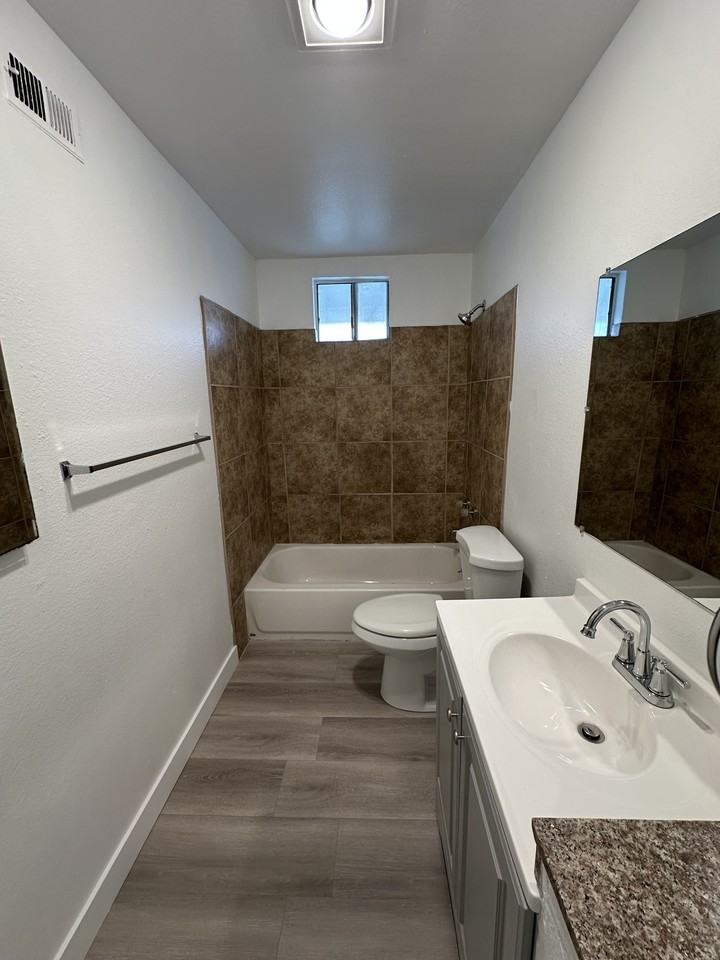 1124 W Stoneridge Ct #B - Photo 6 of 12