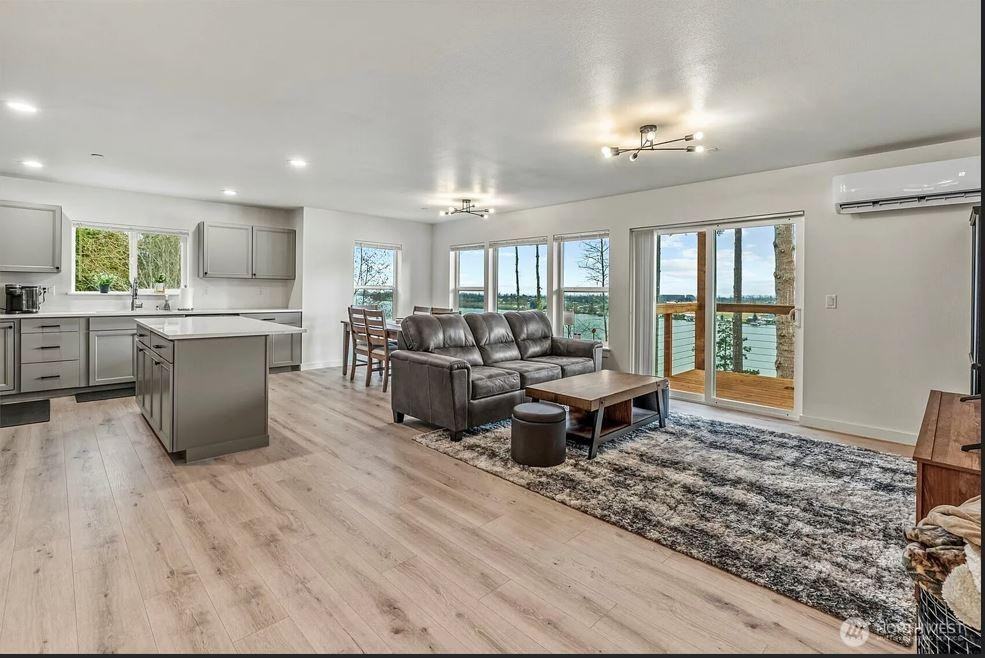 572 Columbia St - Photo 2 of 2