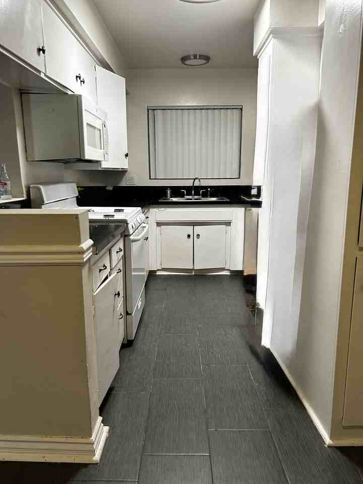 210 W Lemon Ave #32 - Photo 6 of 12