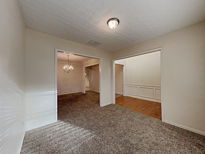 2400 Village Green Dr - Photo 4 of 21