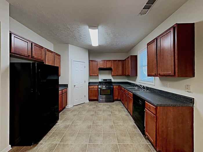 2400 Village Green Dr - Photo 5 of 21