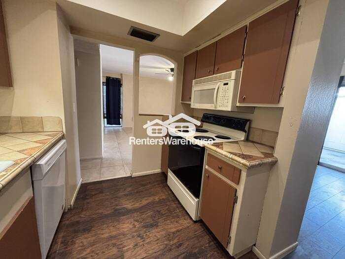 635 N Hobson - Photo 3 of 9