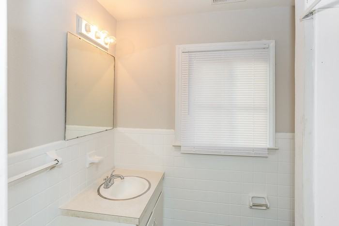 523 Engleside St - Photo 7 of 11