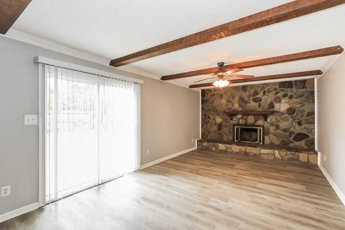 225 Hillbrook Dr - Photo 4 of 12