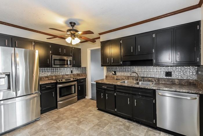 225 Hillbrook Dr - Photo 5 of 12