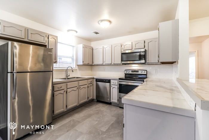 1011 Katy Ln - Photo 5 of 11