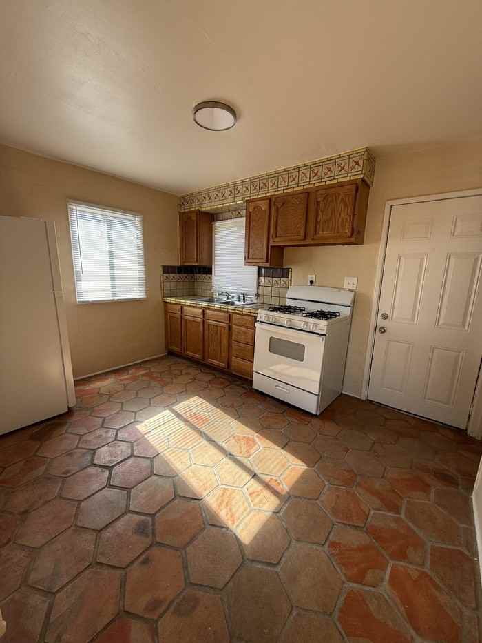 1303 N Columbus Blvd #A - Photo 5 of 10