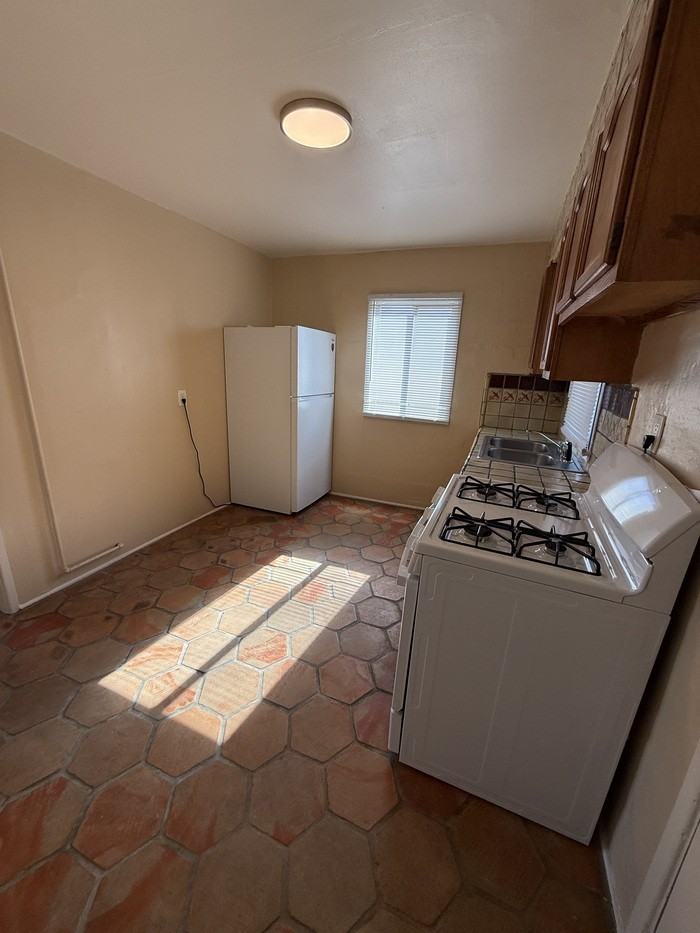 1303 N Columbus Blvd #A - Photo 6 of 10