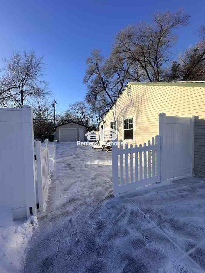 3136 Utah Ave S - Photo 2 of 7