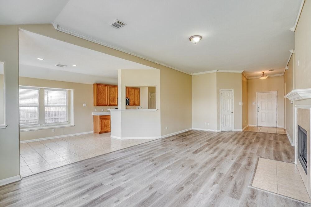 2011 Pinecreek Pass Ln - Photo 5 of 16