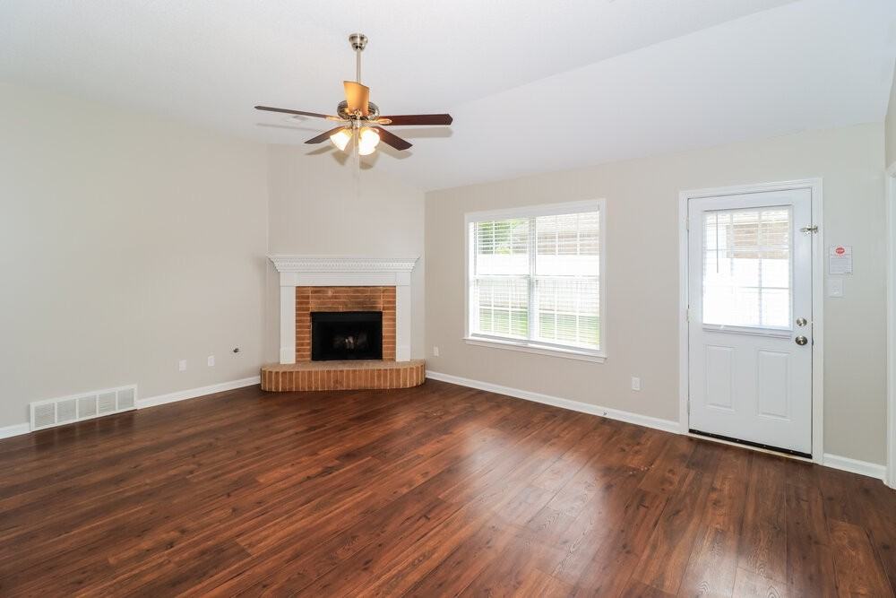 7699 Shadow Bend Ln - Photo 5 of 17