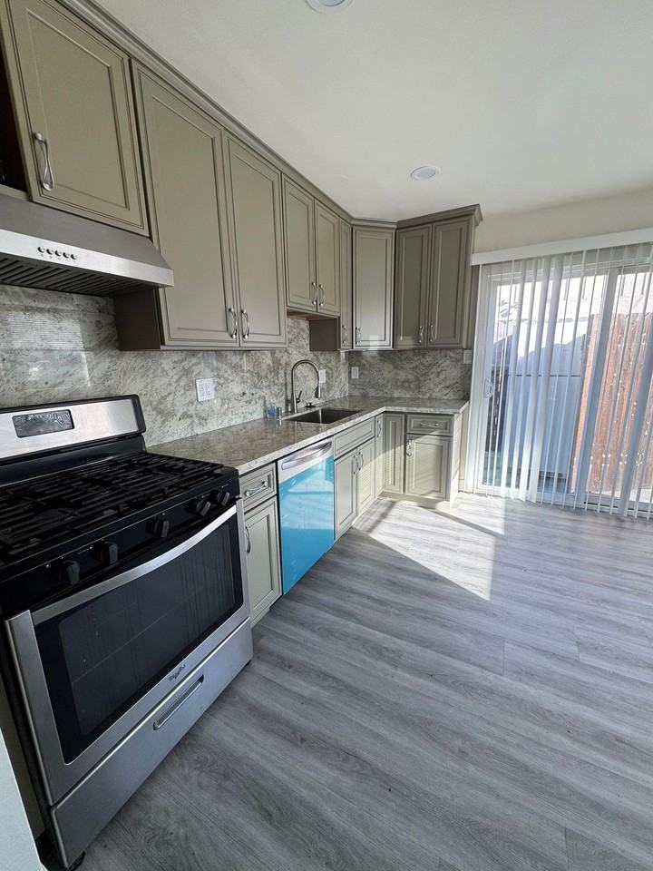 333 Dumont Ave #1 - Photo 3 of 12