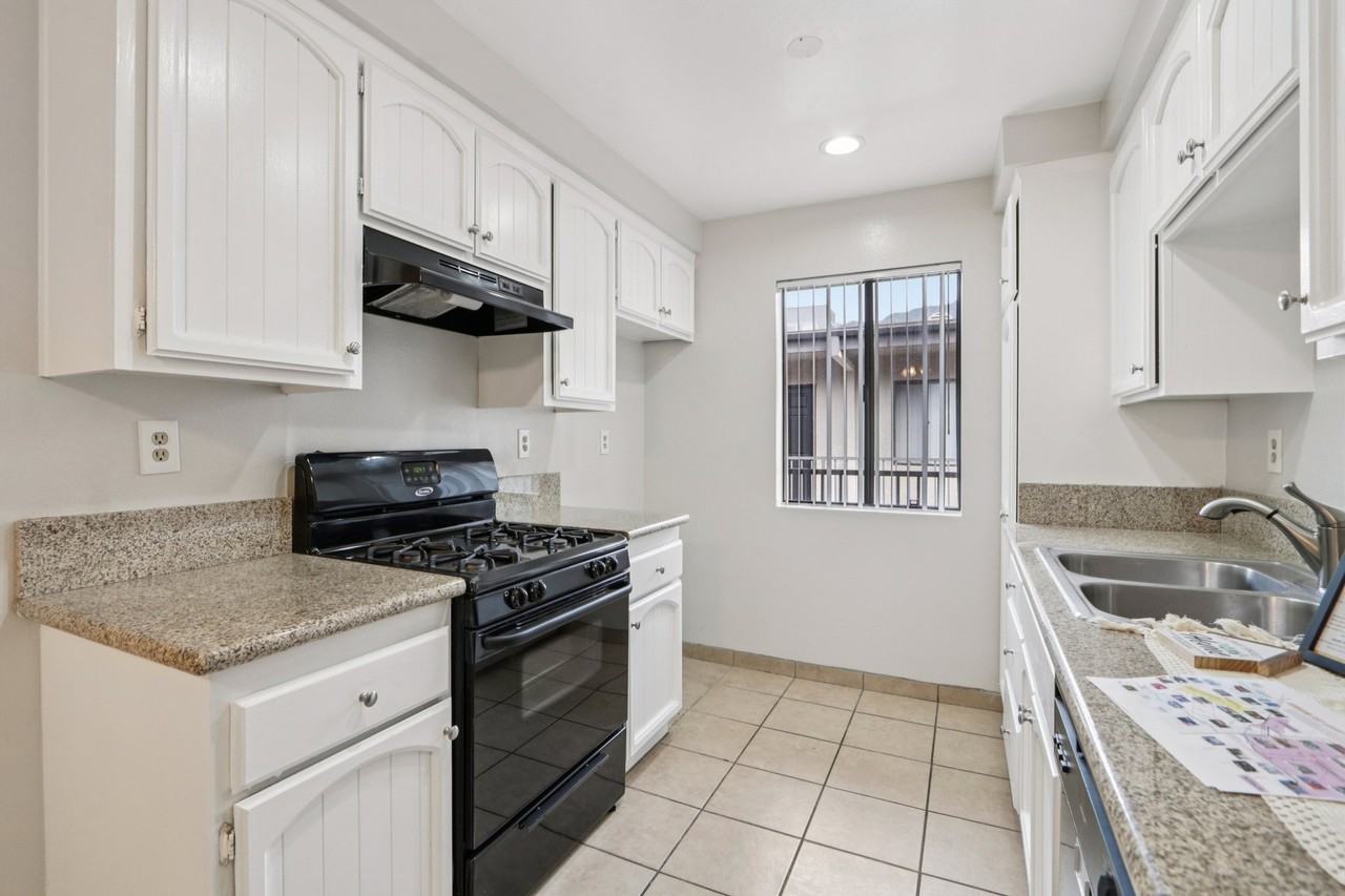 725 E Providencia Ave #209 - Photo 3 of 16