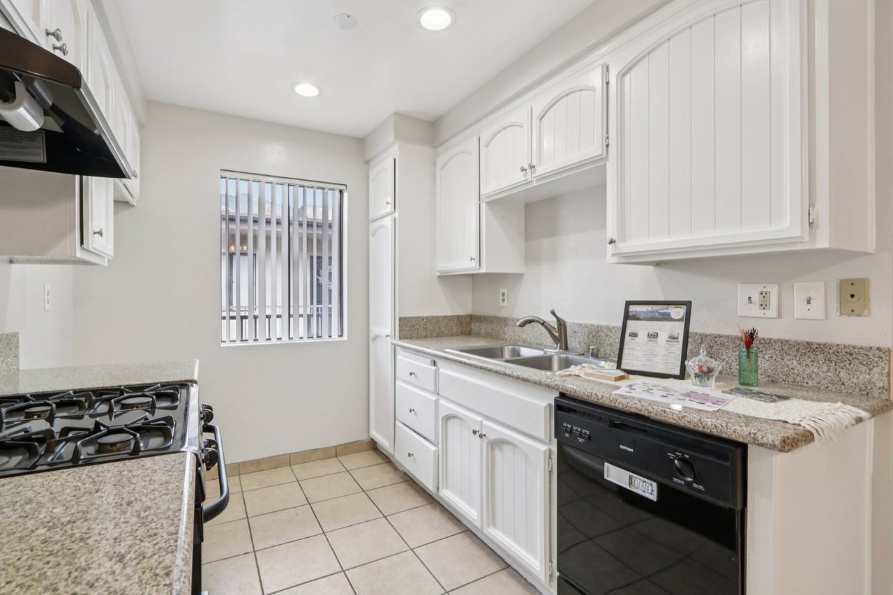 725 E Providencia Ave #209 - Photo 4 of 16