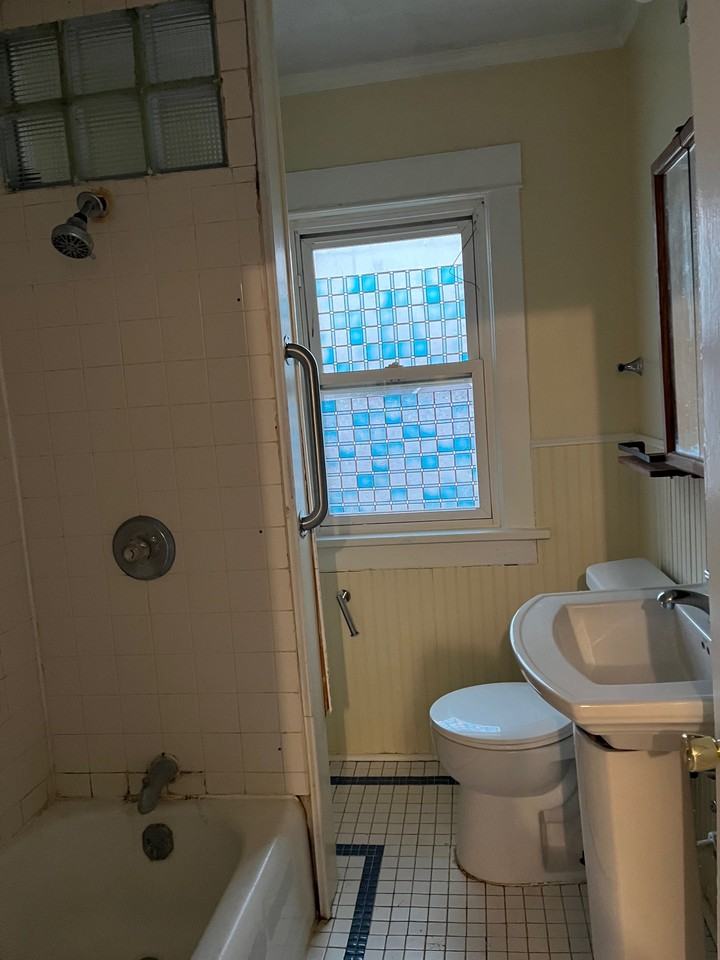 623 Riehl St - Photo 6 of 9