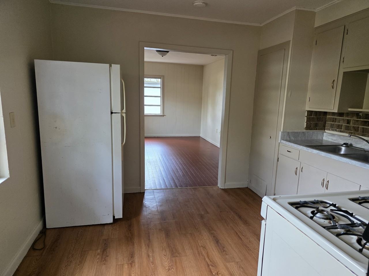 211 W Main St - Photo 6 of 12