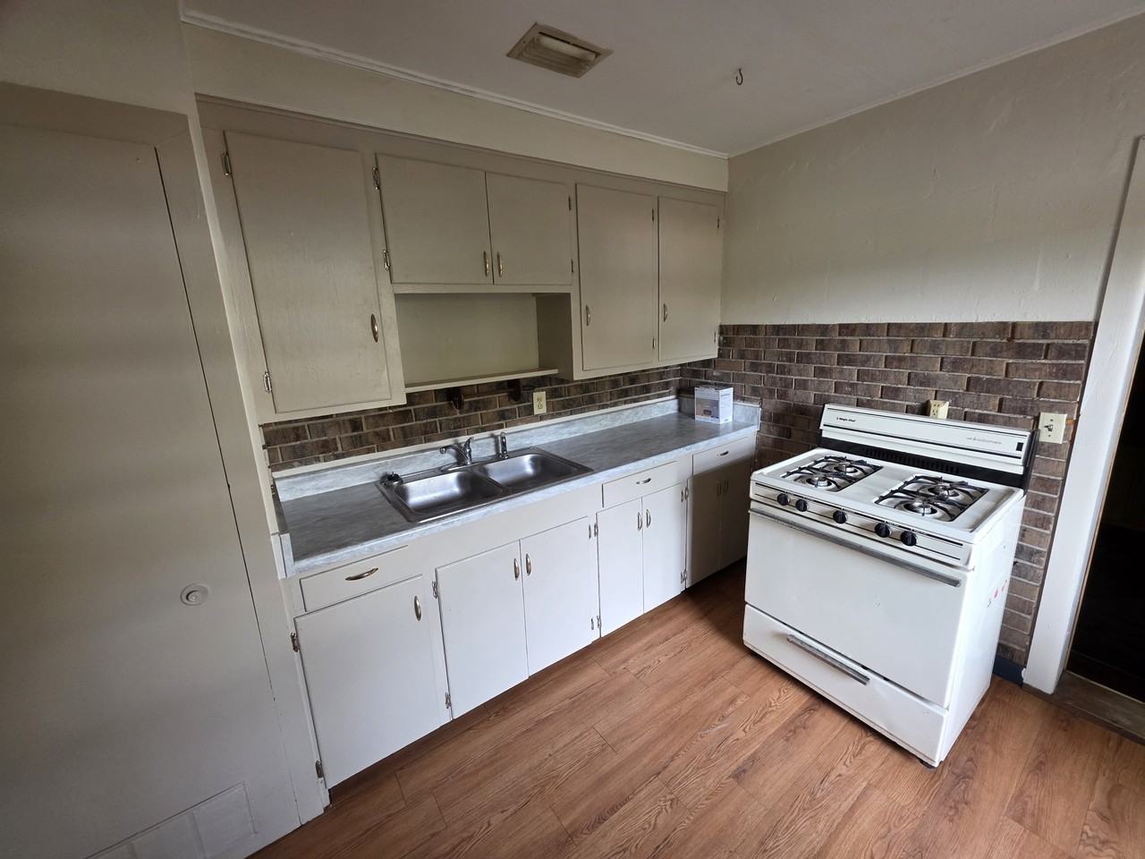 211 W Main St - Photo 7 of 12