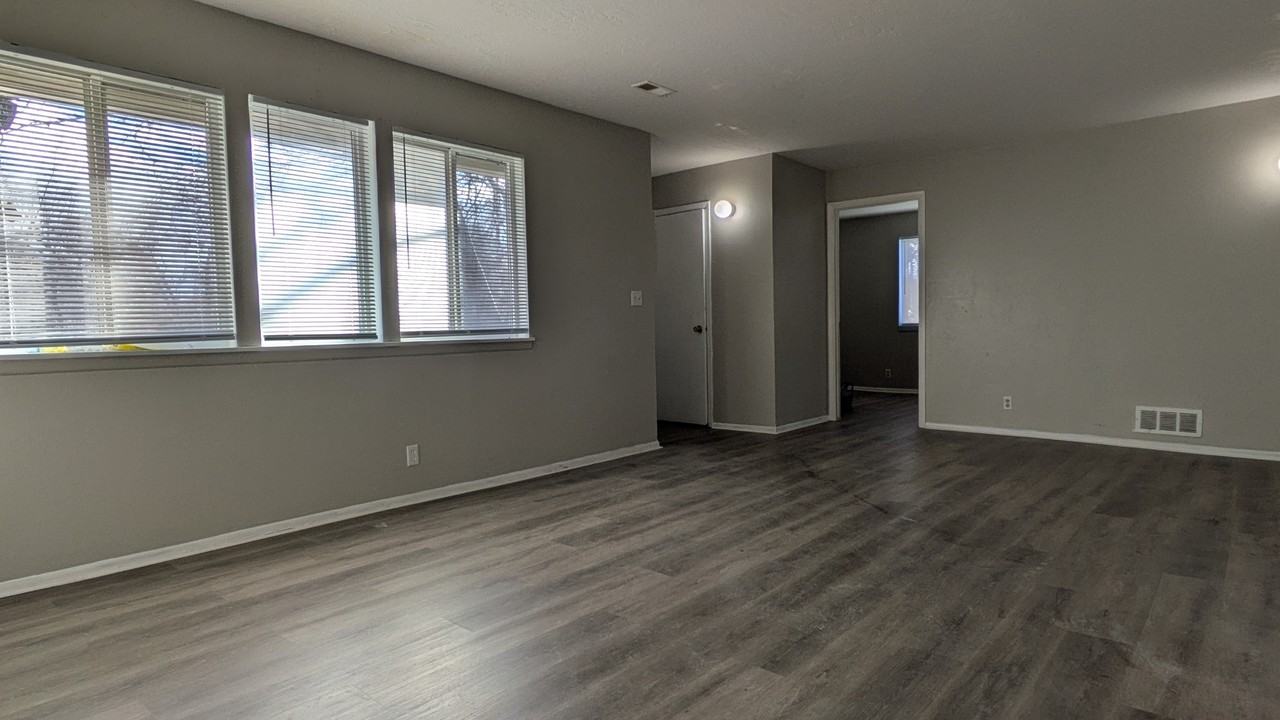 956 Sw - Photo 3 of 16