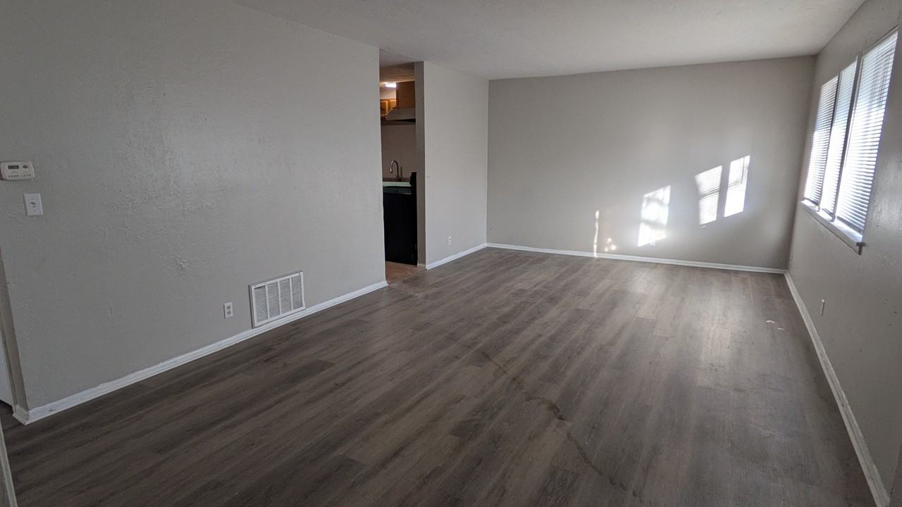 956 Sw - Photo 4 of 16