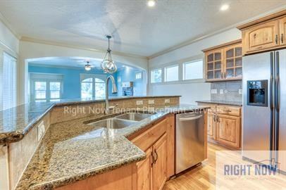 1076 W Stanhope St #1 - Photo 4 of 22