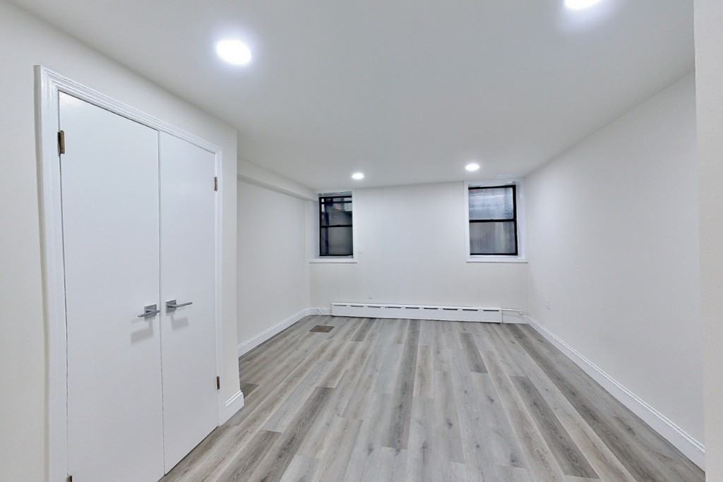 W 84th St #B - Photo 4 of 9