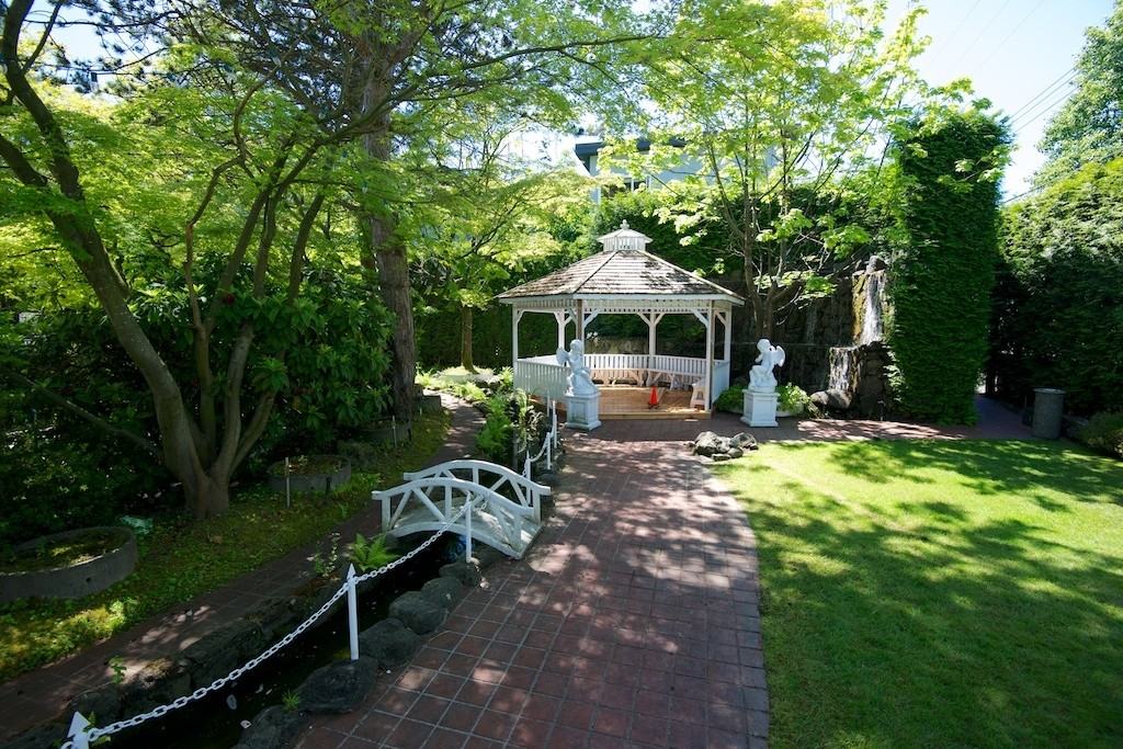 APT Living - Photo 6 of 23