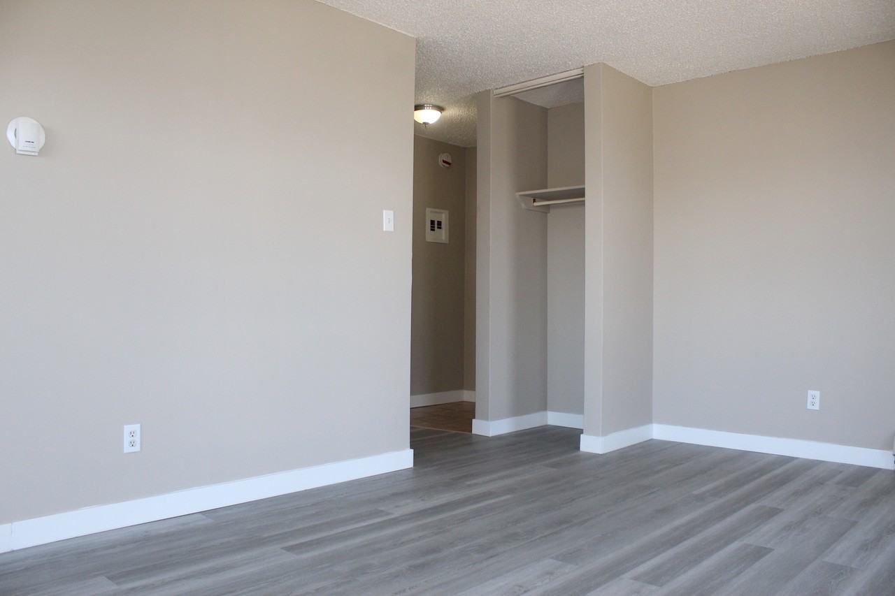 Elizabeth Manor - Photo 3 of 12