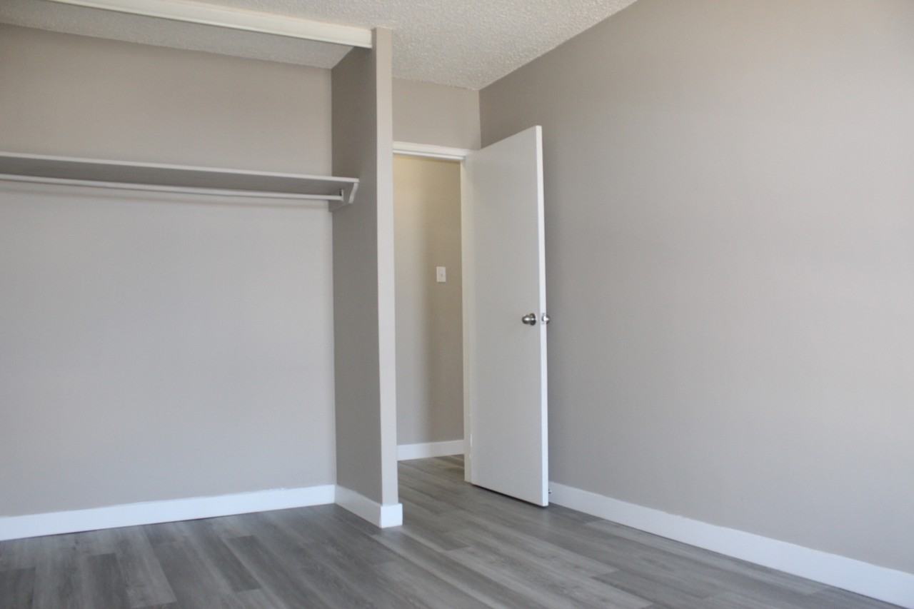 Elizabeth Manor - Photo 6 of 12