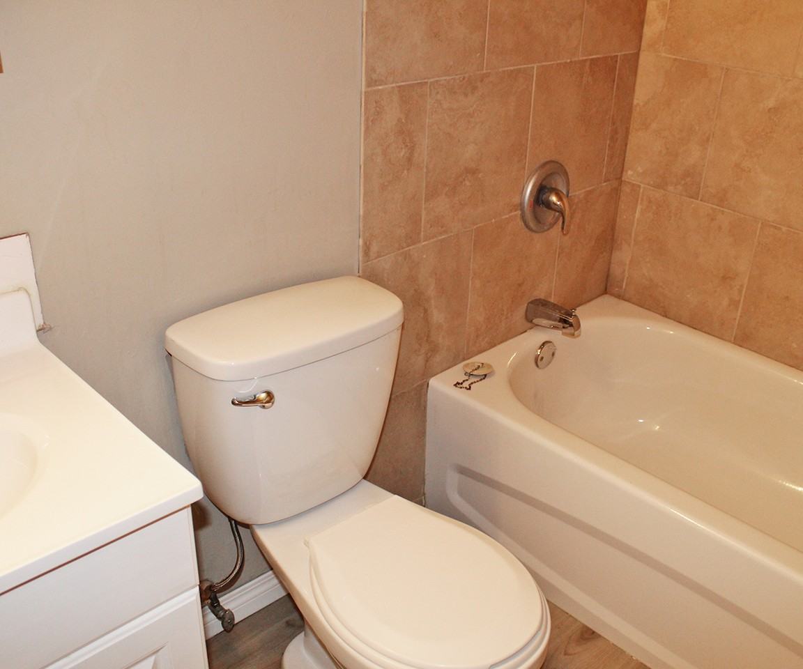 McLaren Manor - Photo 5 of 9