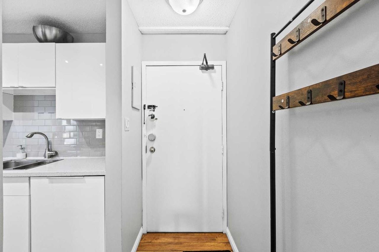 1335 12 Ave Sw - Photo 4 of 17