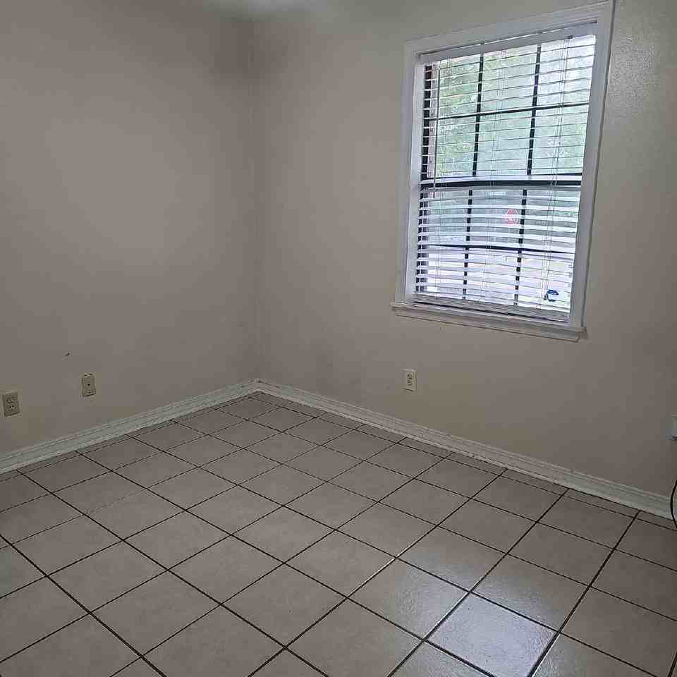 509 Vernon St #1 - Photo 3 of 5