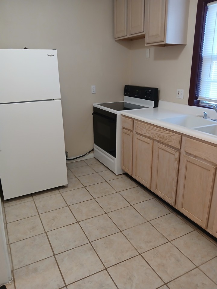 709 S Poplar St Apt B #B - Photo 3 of 8