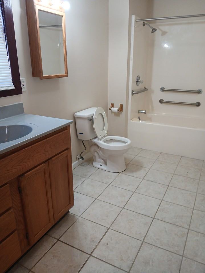 709 S Poplar St Apt B #B - Photo 5 of 8